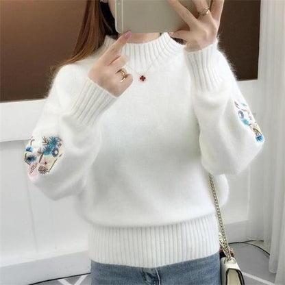 Zimowy sweter z kaszmiru z symetrycznym haftem kwiatowym